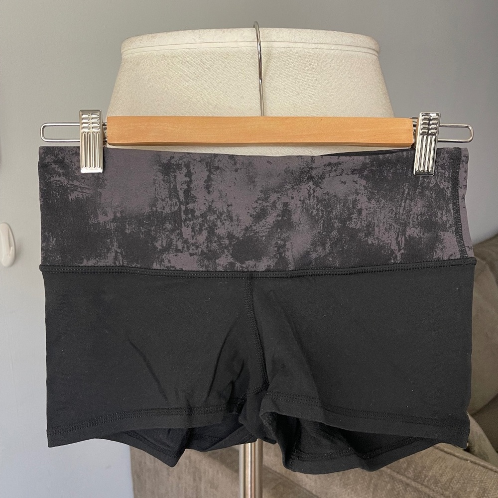 lululemon athletica Wunder Reversible Biker Short 2.5 in